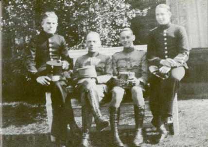 Groepsfoto: Buwalda zit tweede van links