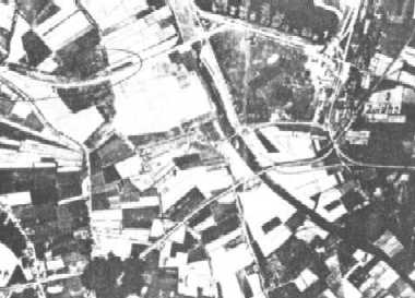 Duitse luchtfoto 10 mei 1940: omcirkeld landinsplaats Duitse parachutisten.