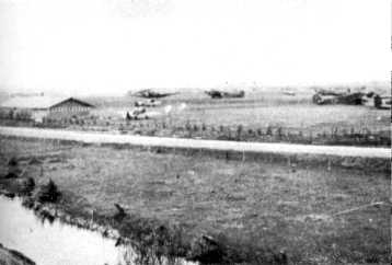 Ockenburg na de verovering gezien vanuit zuidelijke zijde. Ju-52 op de achtergrond. Naast de loods Douglas 8A-3N bommenwerpers