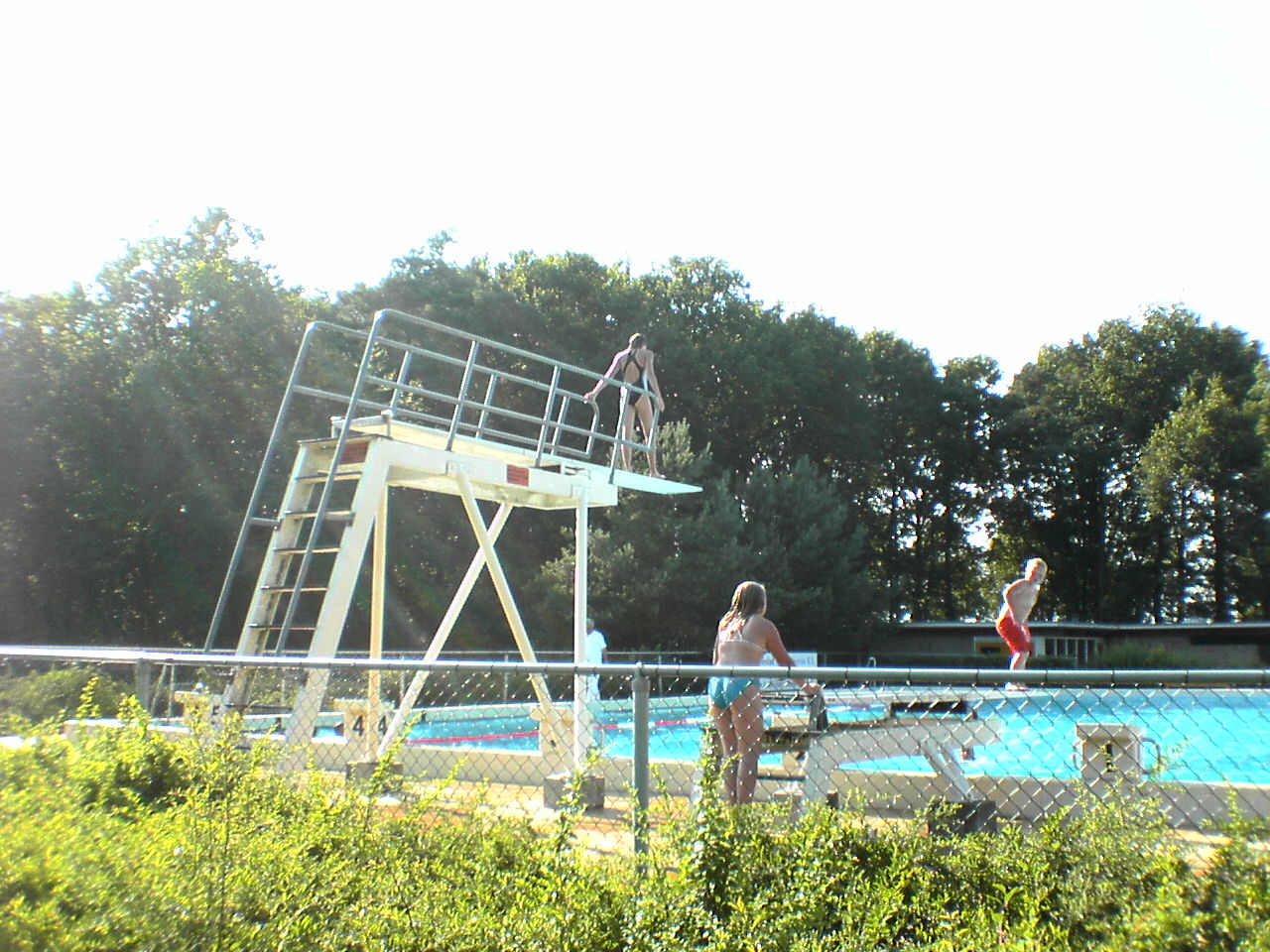hoge duikplank in het zwembad