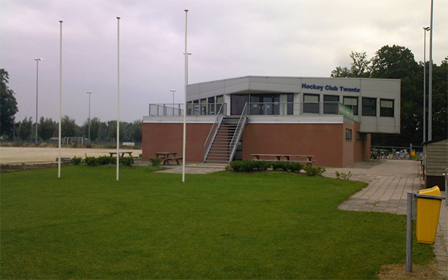 Ons clubhuis, met links de nieuwe velden in aanleg.
