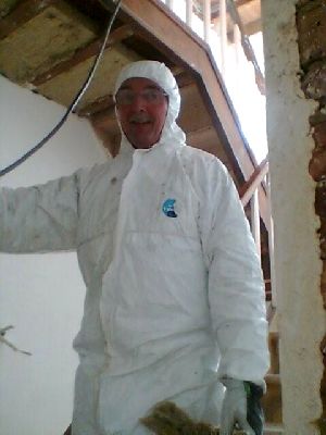 Freddy in vol ornaat, klaar om isolatie tussen de balken te steken.