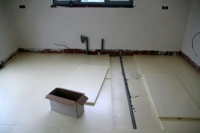 De afvoer en de isolatie in de keuken.