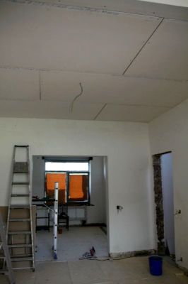 Vals plafond van de eetkamer zit erin.