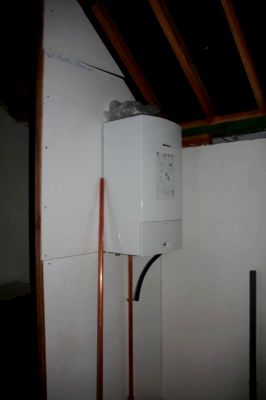 De verwarmingsketel hangt.
