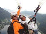 Justin aan het paragliden
