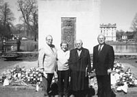 van links naar rechts: Rabbi Laszlo Berkowits, Fern Steinfeld, Miles Lerman, (chairman emeritus of the U.S. Holocaust Memorial Museum) en Manfred Steinfeld staan voor de Wbbelin monument, geplaatst in 1951 door de VVN (Association of Nazi Regime Persecuted).