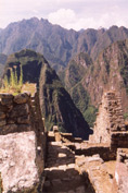 De dramatische afgrond direct naast MachuPicchu
