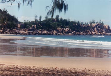 Het maagdelijke Florence Bay, n van de vele paradijselijk stille stranden op Maggie