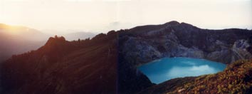 De zon is op en de Kelimutu geeft een show van onwaarschijnlijke schoonheid.