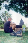 Effe uitrusten in de schaduw met de Prambanan op de achtergrond