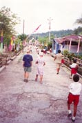 Tante Sien en Wendy lopen door het dorpje Ouw, tussen de kinderen en vlaggetjes