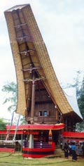 Het huis met de tombe van de overledene ervoor.