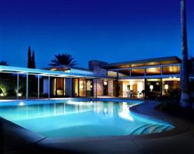 Designed by Stewart Williams in 1947 for Ol Blue Eyes himself, the sprawling Twin Palms estate features a piano-shaped pool, a classic courtyard floorplan, and a sleek coat of Rat Pack nostalgia.