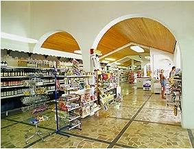 In de kampwinkel is alles voorradig wat nodig is.
