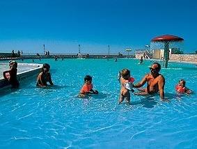Zwembad met zicht op zee en op de achtergrond Porec.