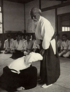 Morihei Ueshiba, de grondlegger van Aikido die een techniek uitvoert...