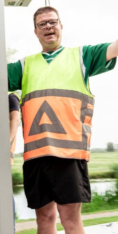 Ton van den Berg als vrijwilliger op de bezemwagen bij 3x2 in Ridderkerk